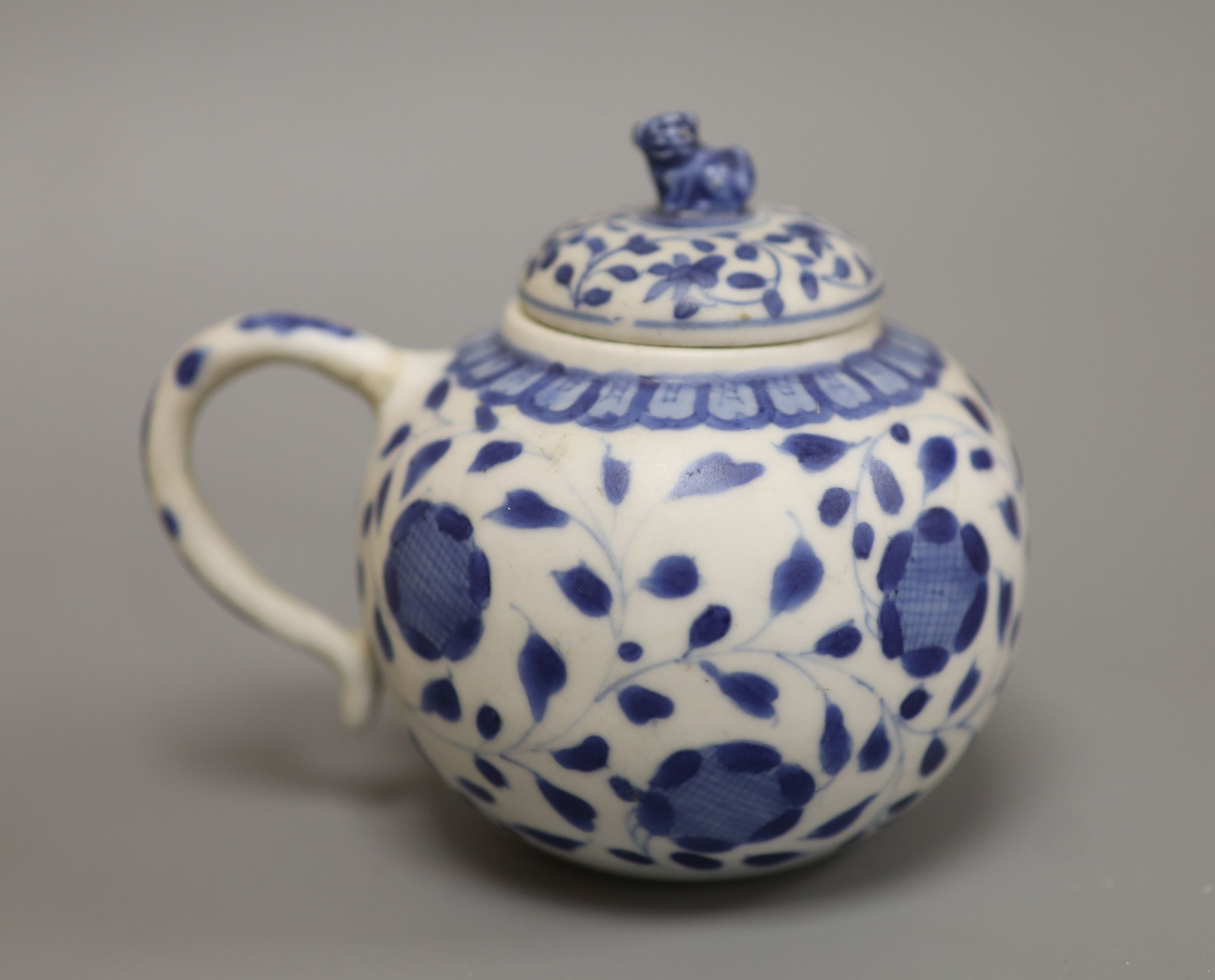 A Chinese Vungtao cargo blue and white mustard pot and cover, height 9cm